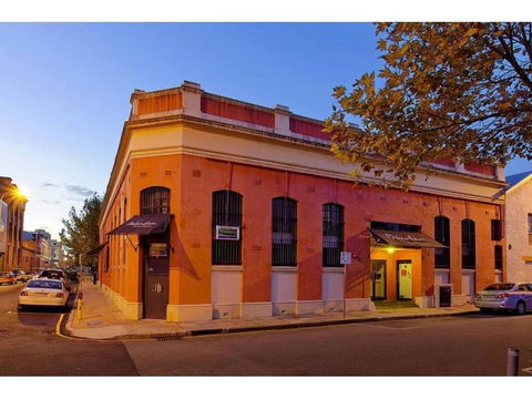 Pakenham Palace - Two Bedroom Converted Warehouse Apartment - Accommodation Bookings 0