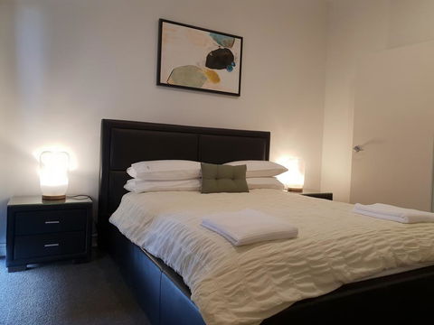 Pakenham Palace - Two Bedroom Converted Warehouse Apartment - Accommodation Bookings 2