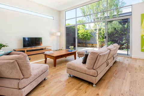 PALM COURT RETREAT - MORNINGTON - Accommodation Bookings 0