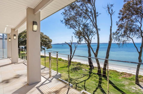 Paradise Beach House - Waterfront With Heated Pool - Accommodation Bookings 2