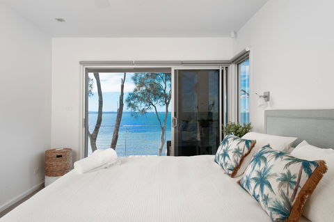 Paradise Beach House - Waterfront With Heated Pool - Accommodation Bookings 1