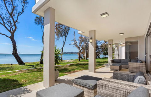 Paradise Beach House - Waterfront With Heated Pool - Accommodation Bookings 0
