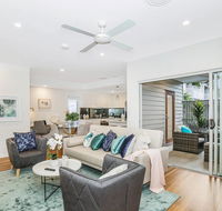 Park Avenue Townhouse Retreat Brisbane Sleeps 10 - Accommodation Bookings
