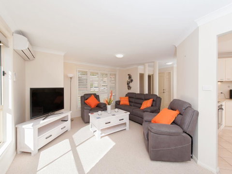 Pawprints, 123 Bagnalls Beach Road - Accommodation Bookings 1
