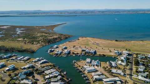 Pelican Landing - Stunning Lake King Views - Accommodation Bookings 0