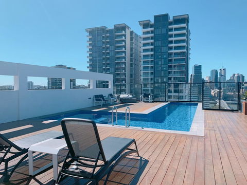 Perfect Location APT W Roof Top Pool/GYM - Accommodation Bookings 1