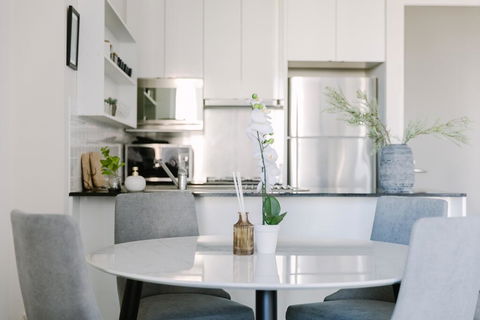Perfect Location, Spacious 2BR Apt Near Flinders Station - Accommodation Bookings 2