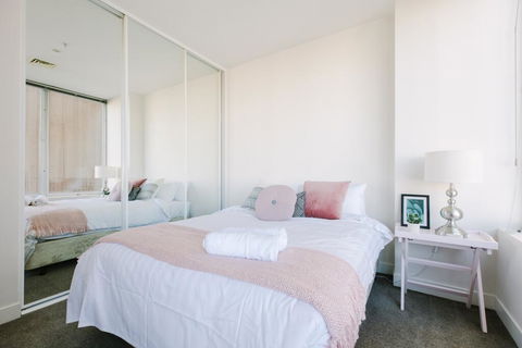 Perfect Location, Spacious 2BR Apt Near Flinders Station - Accommodation Bookings 1