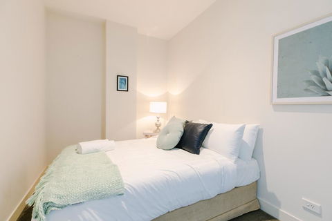 Perfect Location, Spacious 2BR Apt Near Flinders Station - Accommodation Bookings 3