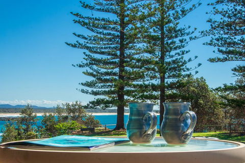 PERFECTLY POSITIONED BEACHFRONT APARTMENT-GREAT LOCATION WITH OCEAN VIEWS - Accommodation Bookings 0