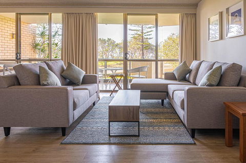 PERFECTLY POSITIONED BEACHFRONT APARTMENT-GREAT LOCATION WITH OCEAN VIEWS - Accommodation Bookings 3