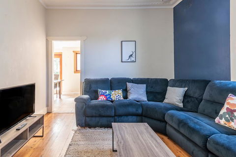 PET FRIENDLY FAMILY HOME WILLOUGHBY - Accommodation Bookings 3