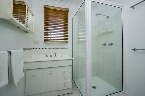 Picnic Bay Apartments Unit 3 - Accommodation Bookings 3