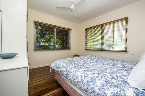 Picnic Bay Apartments Unit 3 - Accommodation Bookings 2