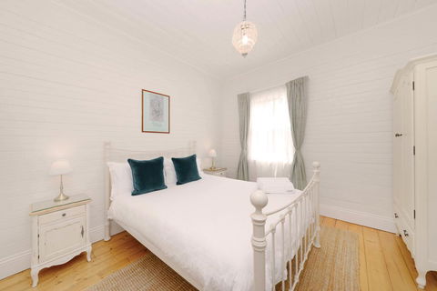 Poet's Cottage - Fireplace, Close To Treks - Accommodation Bookings 3