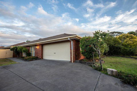 Quiet & Peaceful 3bed2bath HOME @Keilor Downs - Accommodation Bookings 0