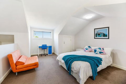 Relax In A Spacious & Modern Townhouse In Asquith - Accommodation Bookings 3