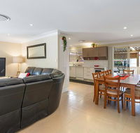 RELAXED COASTAL GETAWAY // MOMENTS TO WATERFRONT - Accommodation Bookings