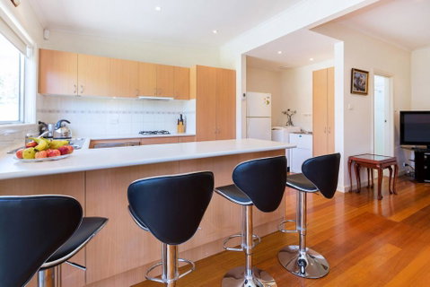 RENOVATED BEACH BEAUTY - ROSEBUD - Accommodation Bookings 2