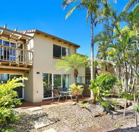 Resort Style - The Oasis Resort Villa 7 2 Landsborough Pde