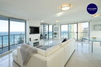 Resort Style Beach Apartment - Surfers Paradise