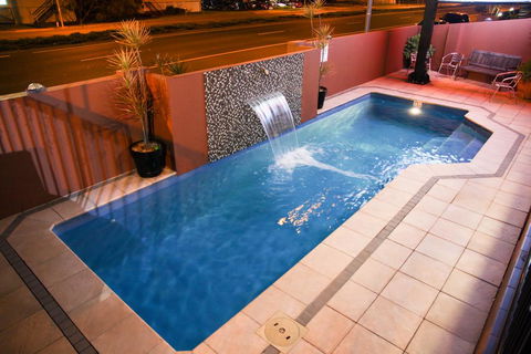 Rocky Resort Motor Inn - Accommodation Bookings 3