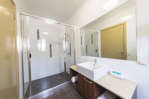 Rocky Resort Motor Inn - Accommodation Bookings 1