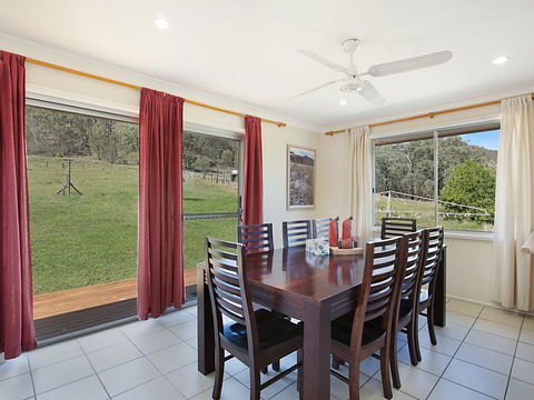 Rosa Estate In Broke - Two 3br House In Walking Distance To Cellar Doors - Accommodation Bookings 3