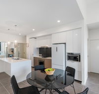 Round About Bulimba - Executive 3BR Bulimba apartment near Oxford St shops and restaurants - Accommodation Bookings