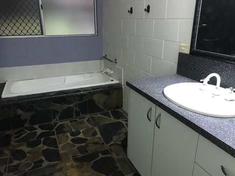 Royal Palm Cottage, Entire Two Bedroom 2 Bathroom House With Pool - Accommodation Bookings 3