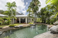 Sandwater-Tropical beachside holiday house