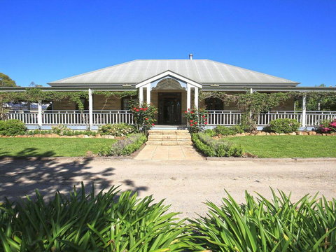 Sarnia - Period Home In Garden Oasis With Pool - Accommodation Bookings 0