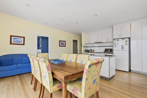 SEA SPECTACULAR - Seconds From The Beach! - Accommodation Bookings 3
