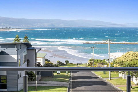 SEA SPECTACULAR - Seconds From The Beach! - Accommodation Bookings 0
