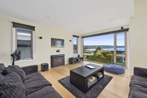 SEA SPECTACULAR - Seconds From The Beach! - Accommodation Bookings 2