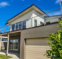 SEAL HAVEN - centrally located modern home - Accommodation Bookings