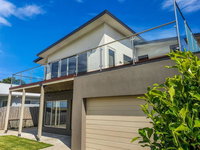SEAL HAVEN - centrally located modern home