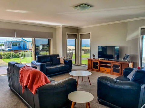 SEAL HAVEN - Centrally Located, Modern Home - Accommodation Bookings 1