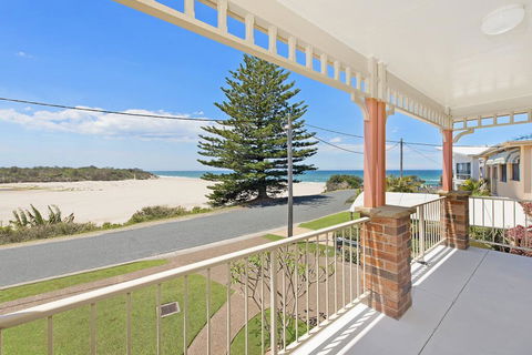 SEASCAPE - An Enticing Lakeside Escape - Accommodation Bookings 0