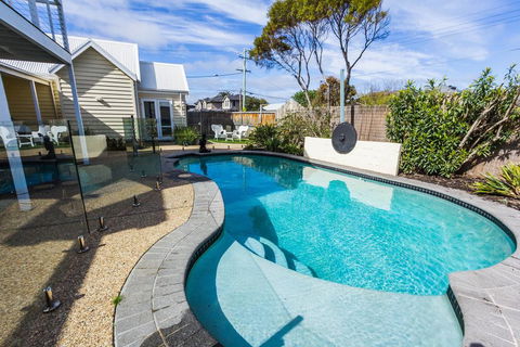 Seaside Spa Retreat - Accommodation Bookings 3