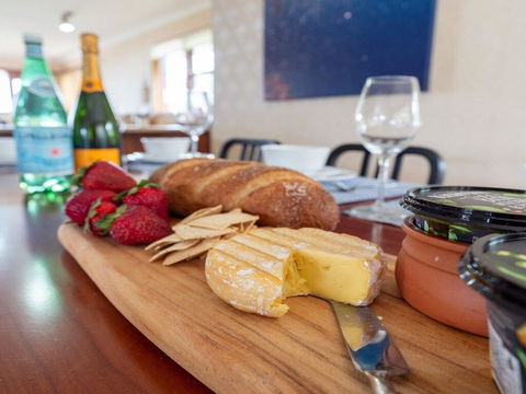 Seven Smiles - Riverside Location And Ocean Views - Accommodation Bookings 3