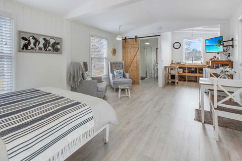 Shearers Cottage - Pet Friendly Holiday Accommodation - Accommodation Bookings 3
