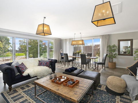 Silky Oak Villa - Spacious & Beautifully Decorated - Accommodation Bookings 1