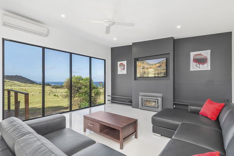 Skenes Retreat - Views Of The Ocean From The Deck - Accommodation Bookings 1