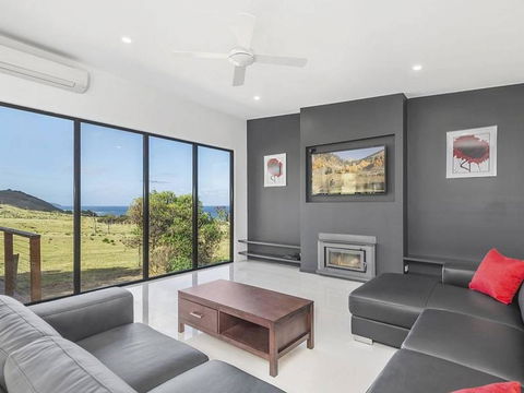 Skenes Retreat - Views Of The Ocean From The Deck - Accommodation Bookings 0