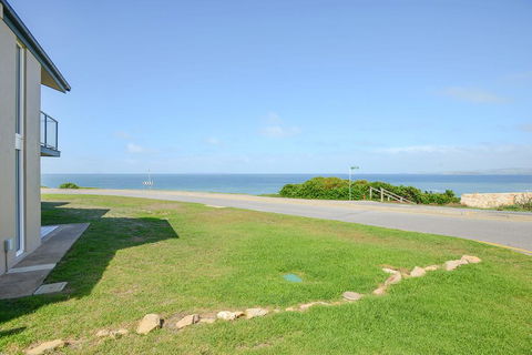 South Seas Beachfront Apartments - Accommodation Bookings 1