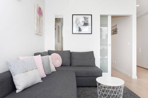 South Yarra City View Apartment With Car Park, Amazon Alexa, Spotify, Netflix, And WiFi - Accommodation Bookings 3