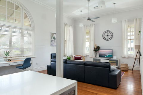 Spacious 2-bed, 2-bath Home With Parking And Balcony - Accommodation Bookings 0