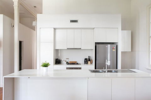 Spacious 2-bed, 2-bath Home With Parking And Balcony - Accommodation Bookings 3