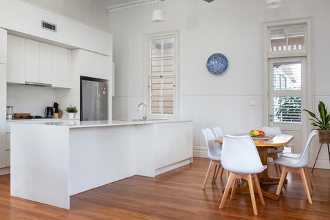 Spacious 2-bed, 2-bath Home With Parking And Balcony - Accommodation Bookings 1